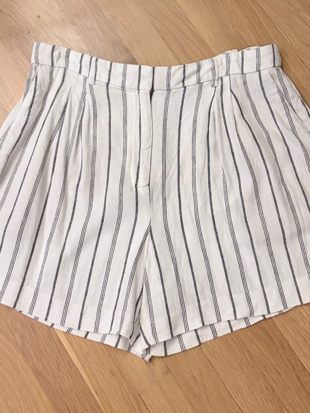 NWOT/Old Navy Women's White Striped Linen-Blend adjustable waist ShortsSizeLarge